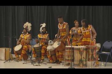 集体展示非洲鼓和舞蹈